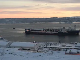 ناقلة تابعة لشركة "سوفكومفلوت" بالقرب من قرية بيلوكامينكا، منطقة مورمانسك، روسيا - AFP