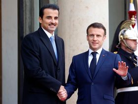 الرئيس الفرنسي إيمانويل ماكرون، على اليمين، يرحب بأمير قطر الشيخ تميم بن حمد آل ثاني في قصر الإليزيه الرئاسي في باريس يوم 27 فبراير 2024 - المصدر: بلومبرغ