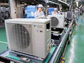 عمّال يقومون بعمليات تجميع لوحدات مكيفات الهواء داخل مصنع لشركة "دايكن" في محافظة شيغا اليابانية  - المصدر: بلومبرغ