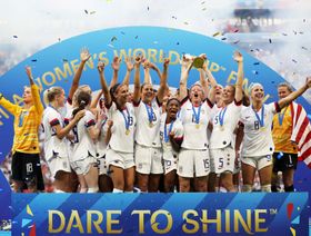 لاعبات منتخب الولايات المتحدة الأميركية يرفعن كأس العالم بعد فوزهن بمونديال 2019 في فرنسا  - المصدر: حساب FIFA على "فيسبوك"
