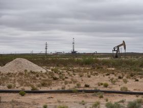 منصة حفر أفقي ومضخة نفط في حقل بمقاطعة لي. ولاية نيو مكسيكو الأمريكية - المصدر: بلومبرغ
