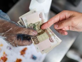 عودة هبوط الروبل أمام الدولار تُفاقم الضغوط على بنك روسيا