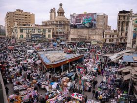 متسوقون في حي العتبة بالقاهرة، مصر - بلومبرغ
