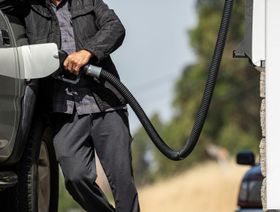 زبون يعيد ملء خزان وقود سيارته بمحطة "شل" في منطقة هيراكليس، بولاية كاليفورنيا في الولايات المتحدة  - المصدر: بلومبرغ