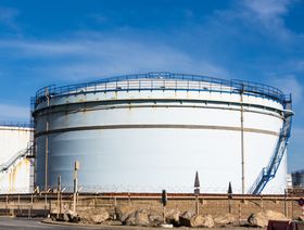 صهاريج التخزين في مستودع النفط (EPPLN)، في بورت لا نوفيل، فرنسا - المصدر: بلومبرغ