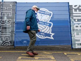 مشجع يشق طريقه إلى الملعب قبل مباراة ضمن بطولة "Sky Bet" بين "برمنغهام سيتي" و"ستوك سيتي" في ملعب "سانت أندروز" في برمنغهام، المملكة المتحدة - المصدر: بلومبرغ