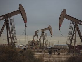مضخات النفط تستخرج الخام من آبار ميدلاند، تكساس، الولايات المتحدة - المصدر: بلومبرغ