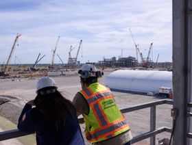 موظفان على مقربة من محطة "كوربوس كريستي" التابعة لشركة "تشينير إنرجي" على ساحل ولاية تكساس الأميركية - المصدر: بلومبرغ