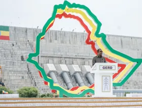 صورة من افتتاح مشروع سد النهضة اليوم، وفي الصورة يظهر رئيس الوزراء الإثيوبي آبي أحمد وهو يلقي كلمة بمناسبة الافتتاح، 9 سبتمبر 2025 - بلومبرغ