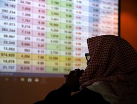 متداول يتابع أسعار الأسهم في السوق المالية السعودية - المصدر: رويترز