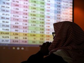 متداول يتابع أسعار الأسهم في السوق المالية السعودية - المصدر: بلومبرغ