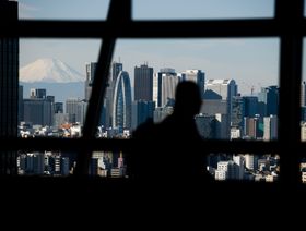 جبل فوجي كما يظهر خلف مباني المنطقة المالية في طوكيو ، اليابان ، عام 2019. - المصدر: بلومبرغ