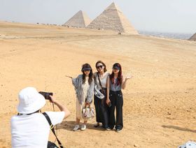 السائحون الصينيون يعودون إلى السفر ويفضلون الدول التي تعفيهم من الحصول على التأشيرة مثل مصر - المصدر: بلومبرغ