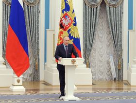بوتين يحظر تصدير العملات الأجنبية من روسيا بأكثر من 10 آلاف دولار