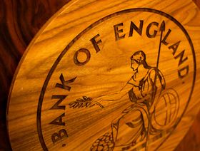 لوحة خشبية تحمل شعار "بنك إنجلترا" - المصدر: بلومبرغ