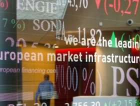 أسعار الأسهم تظهر على شاشة التداولات في بورصة "يورونكست إن في" (Euronext NV) في باريس - المصدر: بلومبرغ