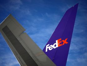 ذيل طائرة شحن أثناء فرز الطرد الصباحي في مركز "فيديكس إكسبريس" في ممفيس بتينيسي، الولايات المتحدة - المصدر: بلومبرغ