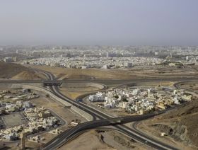 تقاطع طرق سريعة مع أحياء سكنية بمنطقة بوشر، قرب العاصمة مسقط، سلطنة عُمان - المصدر: بلومبرغ