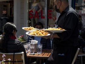 التعافي الهَش للمطاعم الأمريكية يصطدم بأزمات الأسعار ونقص العمالة