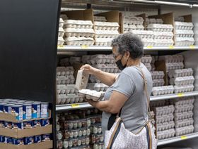 أسعار البيض في الولايات المتحدة تقفز 47% مع ارتفاع التضخم الغذائي