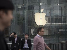 \"أبل\" تقدم خصماً نادراً على \"أيفون 15\" في الصين وسط مخاوف الطلب