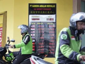 لوحة تعرض مؤشرات لعدد من العملات الآسيوية أمام الدولار الأميركي - بلومبرغ