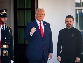 الرئيس الأميركي دونالد ترمب، على اليسار، والرئيس الأوكراني فولوديمير زيلينسكي، خارج الجناح الغربي للبيت الأبيض في واشنطن العاصمة، الولايات المتحدة، 28 فبراير 2025 - بلومبرغ