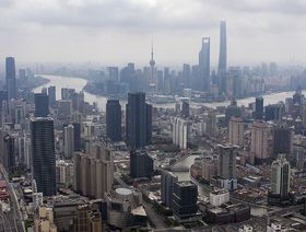 الشركات في شنغهاي تصارع أضرار الإغلاق