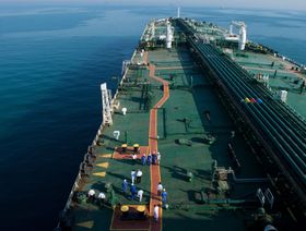 ناقلة النفط "ديفون" تبحر في مياه الخليج العربي باتجاه جزيرة "خرق"، لنقل الخام إلى أسواق التصدير في المنطقة - المصدر: بلومبرغ