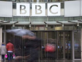 الحكومة البريطانية تجمِّد تمويل \"بي بي سي\" لمدة عامين