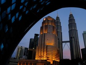 تعديل الميزانية في ماليزيا يعزز التفاؤل بآفاق الأسهم والرينغيت