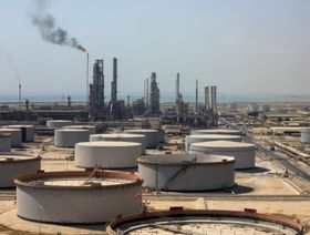 السعودية تخفض سعر النفط إلى آسيا تسليم فبراير لأدنى مستوى في 27 شهراً