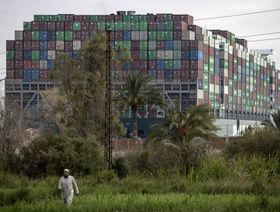 سفينة "ايفر غيفن" عالقة في قناة السويس - المصدر: بلومبرغ