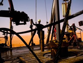 منصة تنقيب عن النفط تابعة لشركة ريبسول للعمليات النفطية تنطلق في الصحراء تبحث في آلاف الأقدام عن احتياطيات النفط في 5 يونيو 2004 في حقل "الشرارة"، ليبيا. - المصدر: غيتي إيمجز