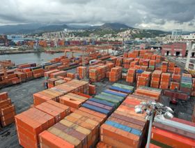 حاويات مكدسة بمحطة شحن " إجناسيو ميسينا أند سي إس بي إيه " في ميناء جنوة بمدينة جنوة في إيطاليا - المصدر: بلومبرغ