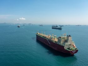 سفن شحن راسية في المحيط الهادئ قبالة قناة بنما بانتظار دورها لعبور الممر المائي - المصدر: بلومبرغ