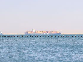 نصف سفن الحاويات المارة عبر البحر الأحمر تغير مسارها بعد الهجمات