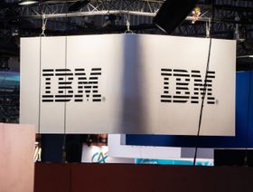 شعار شركة "إنترناشيونال بيزنيس ماشينز– آي بي إم" (IBM) - bloomberg