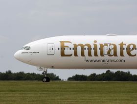 طائرة ركاب من طراز بوينغ 777-300ER تابعة لشركة "طيران الإمارات" تتحرك استعدادا للإقلاع على مدرج مطار ستانستيد في لندن، بالمملكة المتحدة يوم الجمعة 8 يونيو 2018   - المصدر: بلومبرغ