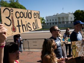 متظاهرون يحتجون خارج البيت الأبيض في يوم الأرض 2022 - المصدر: بلومبرغ