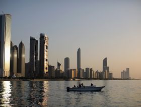 ناطحات سحاب سكنية وتجارية في أفق أبوظبي، الإمارات العربية المتحدة - المصدر: بلومبرغ