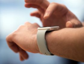 عميل يجرب ساعة "أبل" في أحد متاجر "أبل، سيدني، أستراليا - المصدر: بلومبرغ