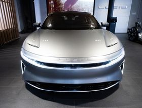 سيارة كهربائية  من إنتاج "لوسيد" بصالة عرض الشركة في نيويورك الولايات المتحدة  يوم الاثنين 8 أغسطس 2022.  - المصدر: بلومبرغ