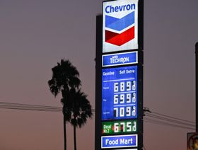 لافتة لعرض أسعار الوقود في محطة وقود لشركة "شيفرون"  - المصدر: أ.ف.ب