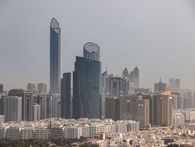 ربحية بنوك الإمارات أمام تحدي الفائدة واضطرابات المنطقة في 2024