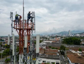عمال يفحصون شبكات الجيل الخامس التابعة لشركة "كلارو" على برج اتصالات في مدينة كالي، كولومبيا - بلومبرغ