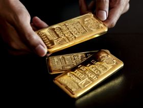 موظف يتعامل مع سبائك ذهبية يبلغ وزنها كيلوغراماً واحداً في المقر الرئيسي لشركة (YLG Bullion International Co) في بانكوك، تايلندا - الشرق/بلومبرغ