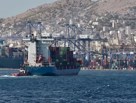 سفينة شحن تقترب للرسو في الميناء التجاري في بيرايوس، أثينا، اليونان - بلومبرغ