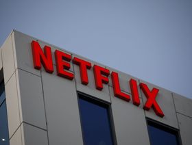 لافتات "نتفليكس" خارج مقر الشركة في لوس أنجلوس ، كاليفورنيا ، الولايات المتحدة. - المصدر: بلومبرغ