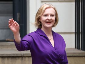 ليز تروس، رئيسة الوزراء البريطانية الجديدة وزعيمة حزب المحافظين، تغادر مقر الحزب في لندن، المملكة المتحدة - المصدر: بلومبرغ